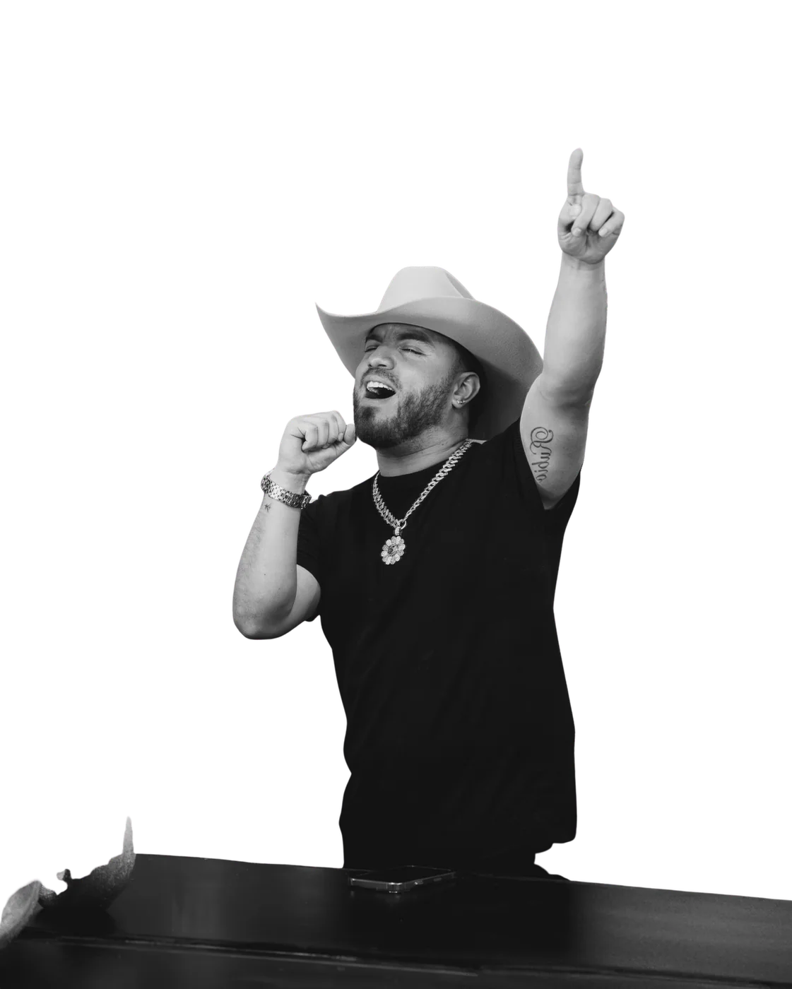 Sebas Rubio cantando en el escenario con sombrero